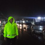 Ditengah Hujan Deras Kapolres Aceh Selatan Siaga Hingga Malam Hari untuk Urai Kemacetan Kendaraan Akibat Banjir di Trumon