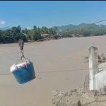 Akses Terputus, Bantuan Melintas di Atas Tali Menuju Warga Terisolasi