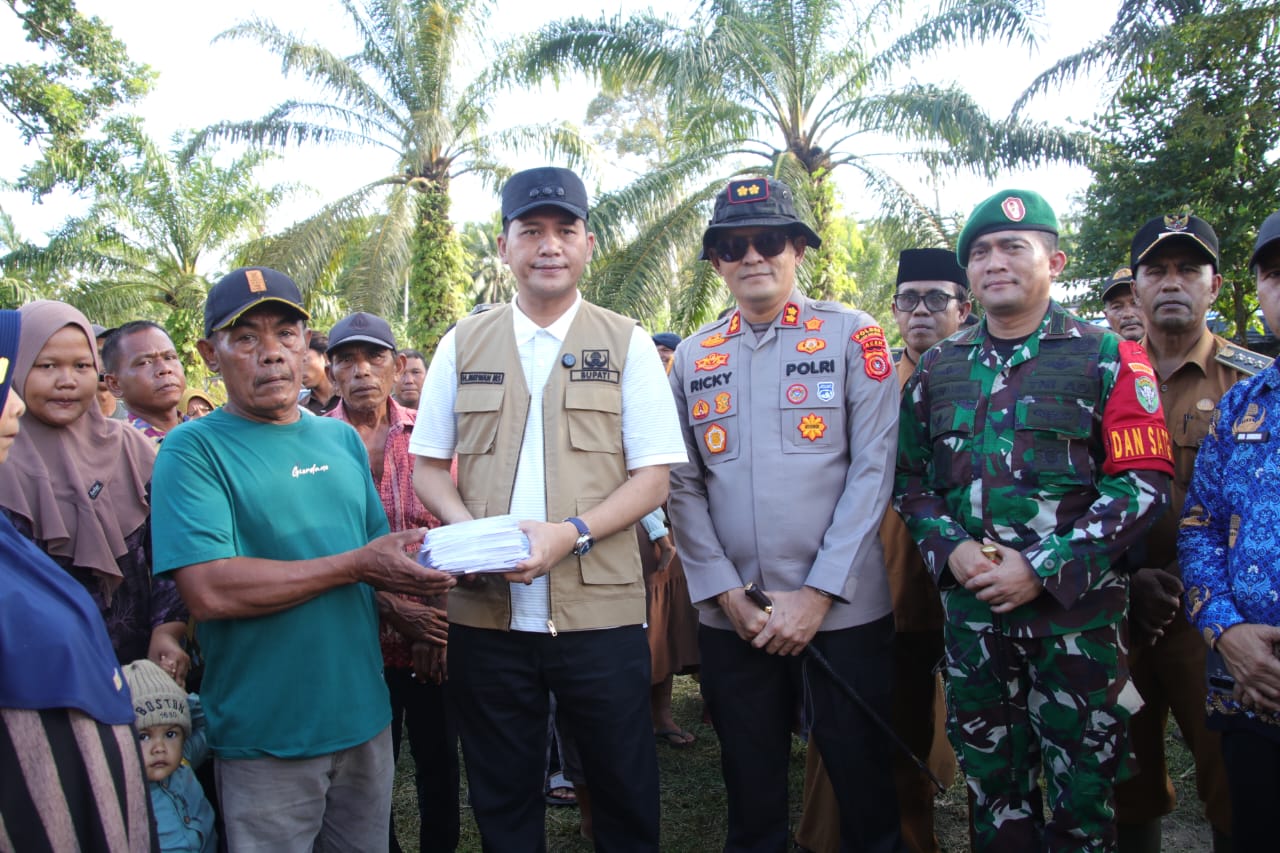 ‎Bupati Aceh Selatan Menyerahkan Gajinya Selama Menjabat Kepada Pengungsi Trumon Raya ‎