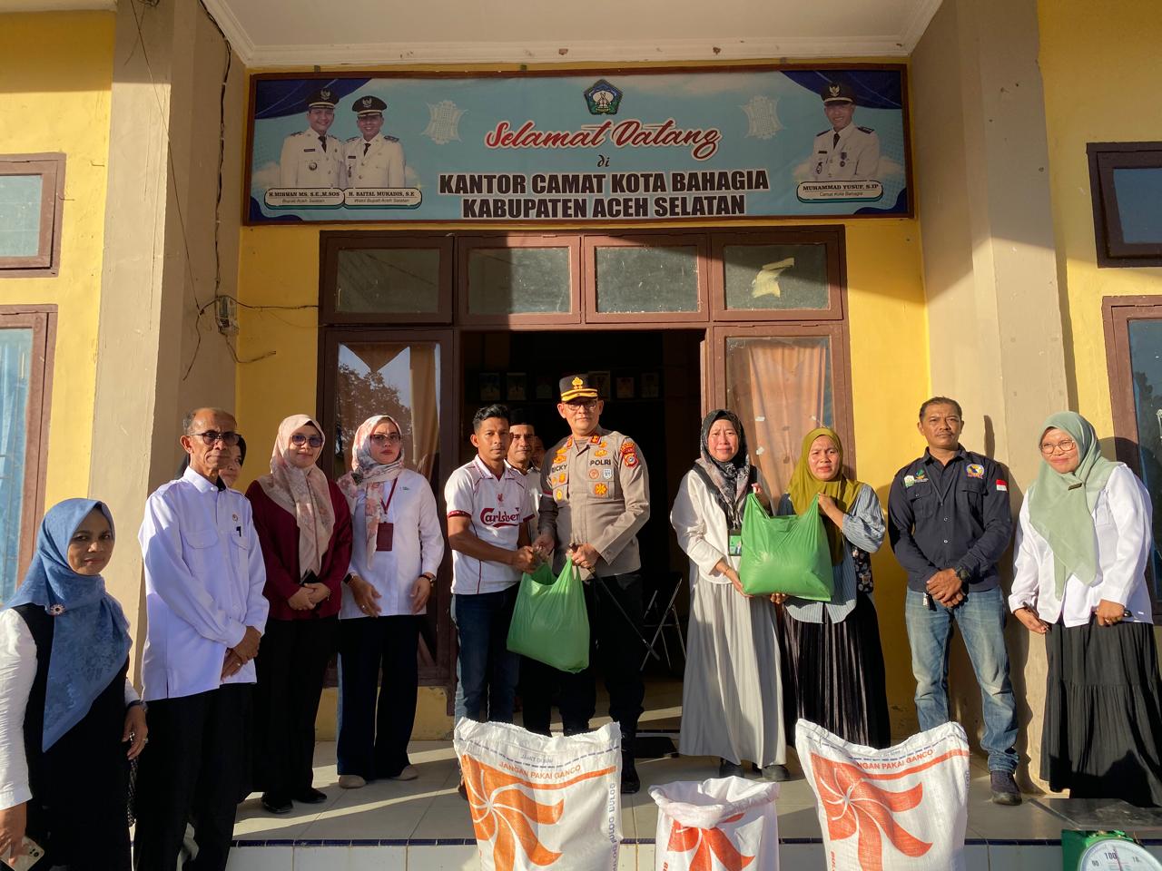 Kapolres Aceh Selatan Bersama Bapanas dan Bulog Serahkan Bantuan Beras kepada Korban Terdampak Banjir