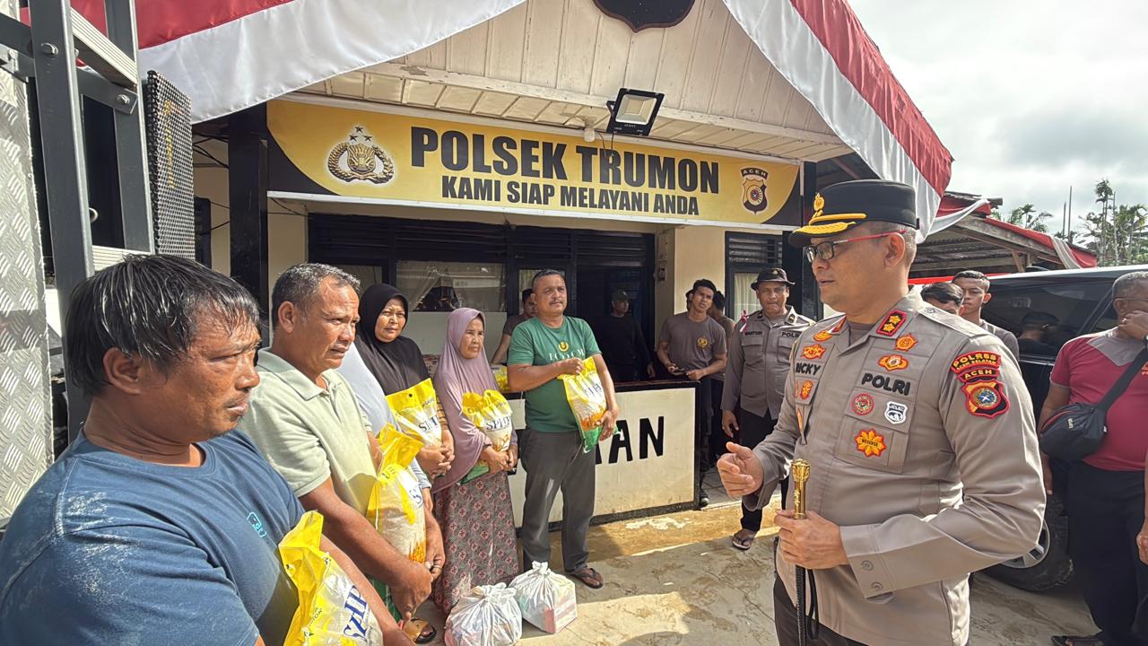 Kapolres Aceh Selatan Berikan Bantuan Sembako untuk Warga Terdampak Banjir di Desa Ladang Rimba Trumon