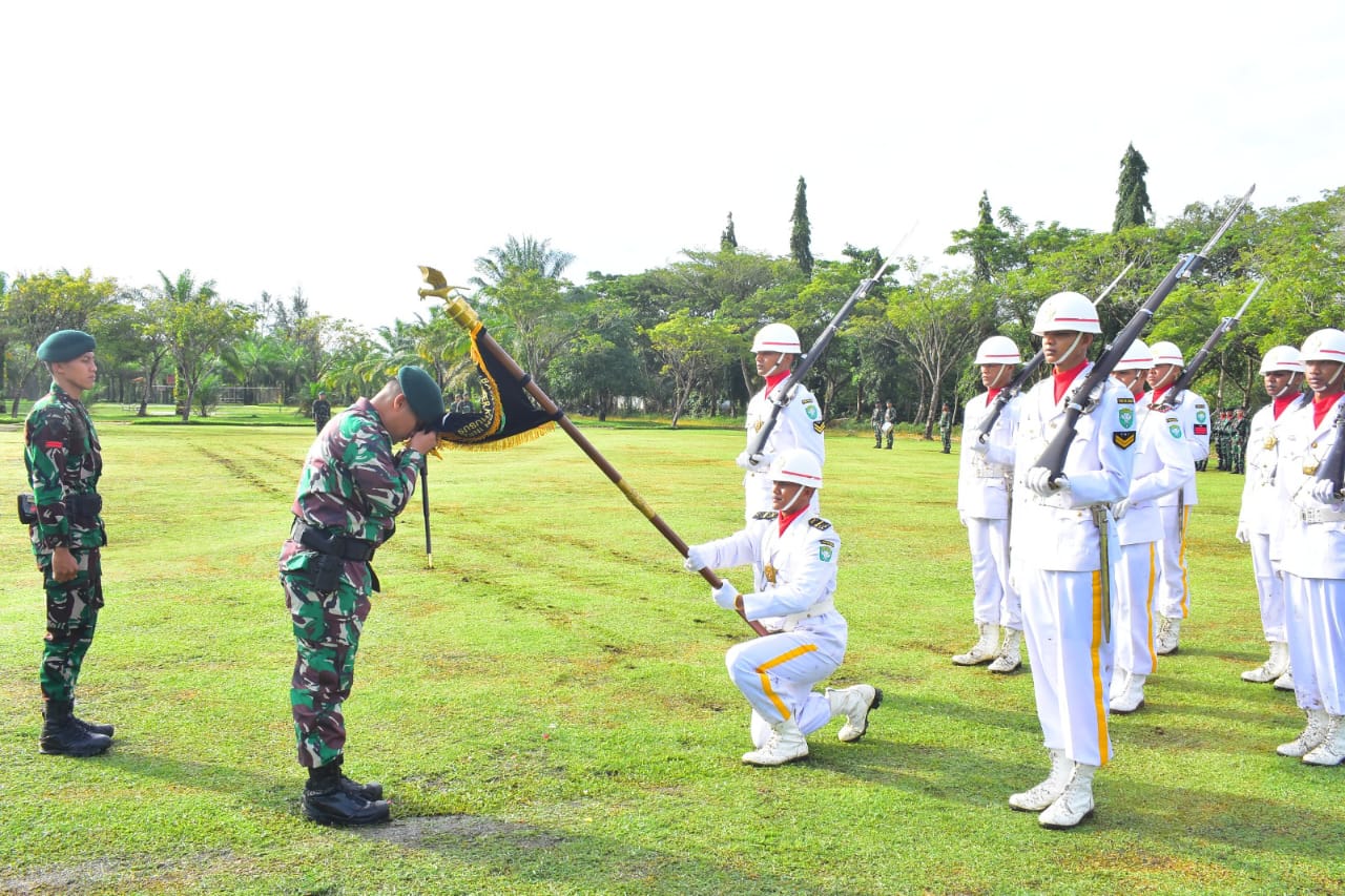Yonif 115/ML Gelar Upacara Penghormatan dan Pensucian Tunggul dalam Rangka HUT ke-21