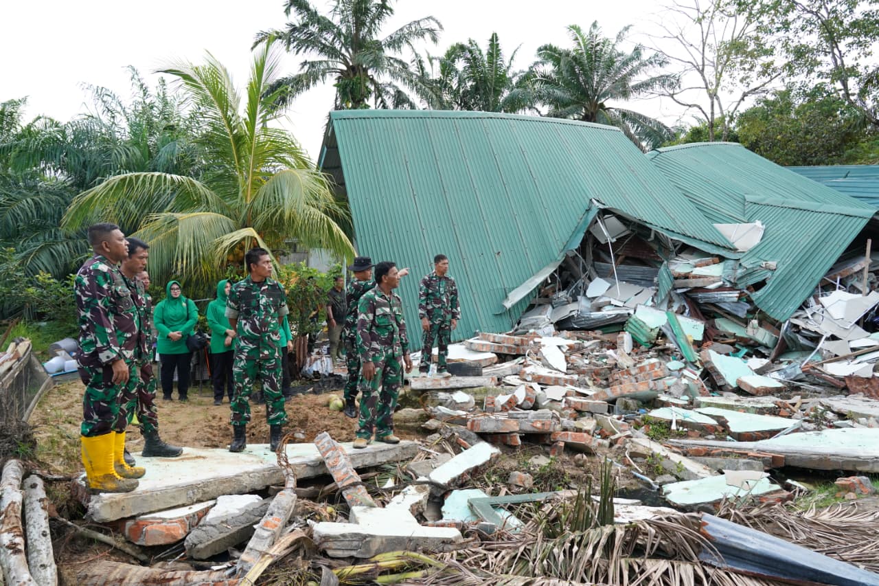 Wujud Empati, Danrem dan Ketua Persit Beri Dukungan Moril untuk Prajurit Terdampak Bencana
