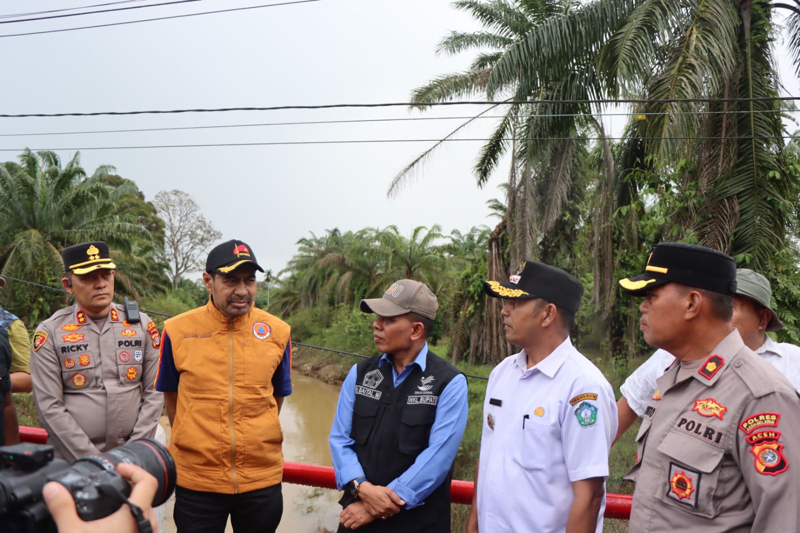 Dampingi Gubernur Aceh, Kapolres Aceh Selatan dan Unsur Forkopimda Berikan Bantuan Korban Banjir Trumon Raya