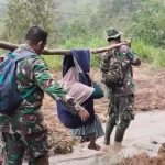 Prajurit Kodam IM Evakuasi sepasang Lansia Penderita Stroke dari Dusun Terpencil Bener Meriah