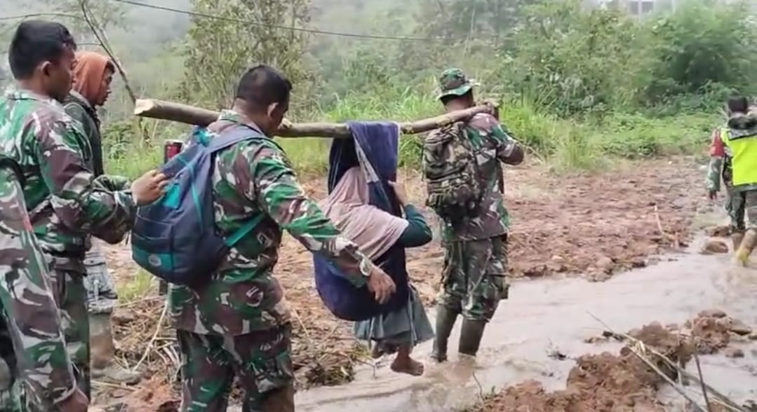Prajurit Kodam IM Evakuasi sepasang Lansia Penderita Stroke dari Dusun Terpencil Bener Meriah