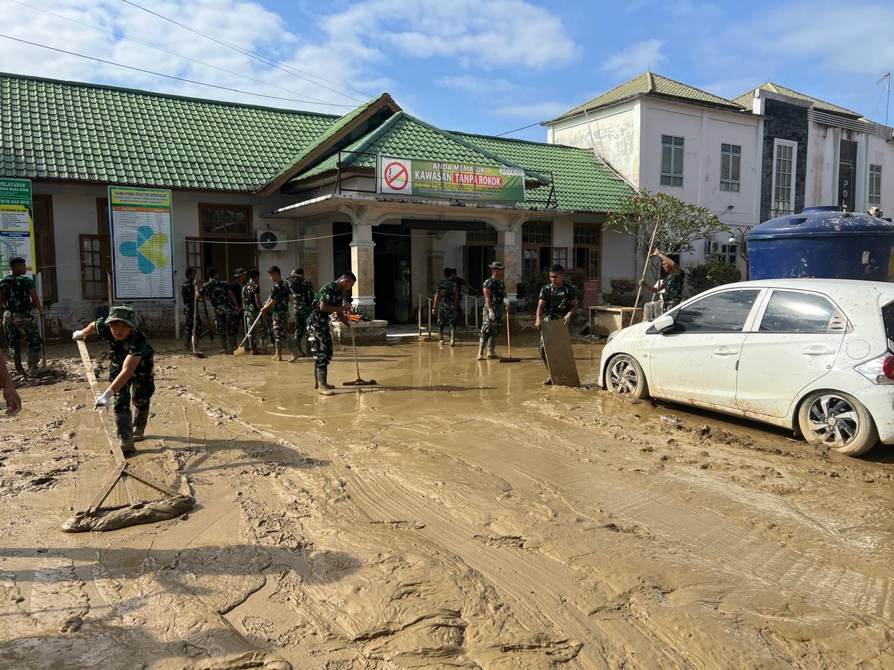 Pasca Banjir Bandang, Personel Kodim 0117/Aceh Tamiang Bersihkan Fasum bersama warga