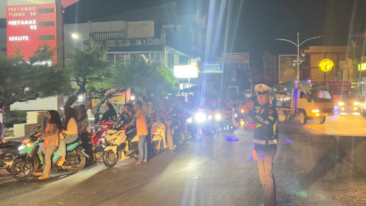 Satlantas Polres Aceh Selatan Laksanakan Pengamanan dan Pengaturan Lalu Lintas di SPBU Tapaktuan