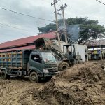 Yonzipur 16 / DA kerahkan alat berat bersihkan material banjir di Meunasah Balek Pidie Jaya