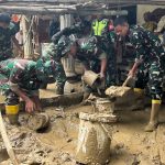 Personel Yonif TP 857/GG Bantu Bersihkan Rumah Lansia Terdampak Banjir di Gampong Adan Pidie