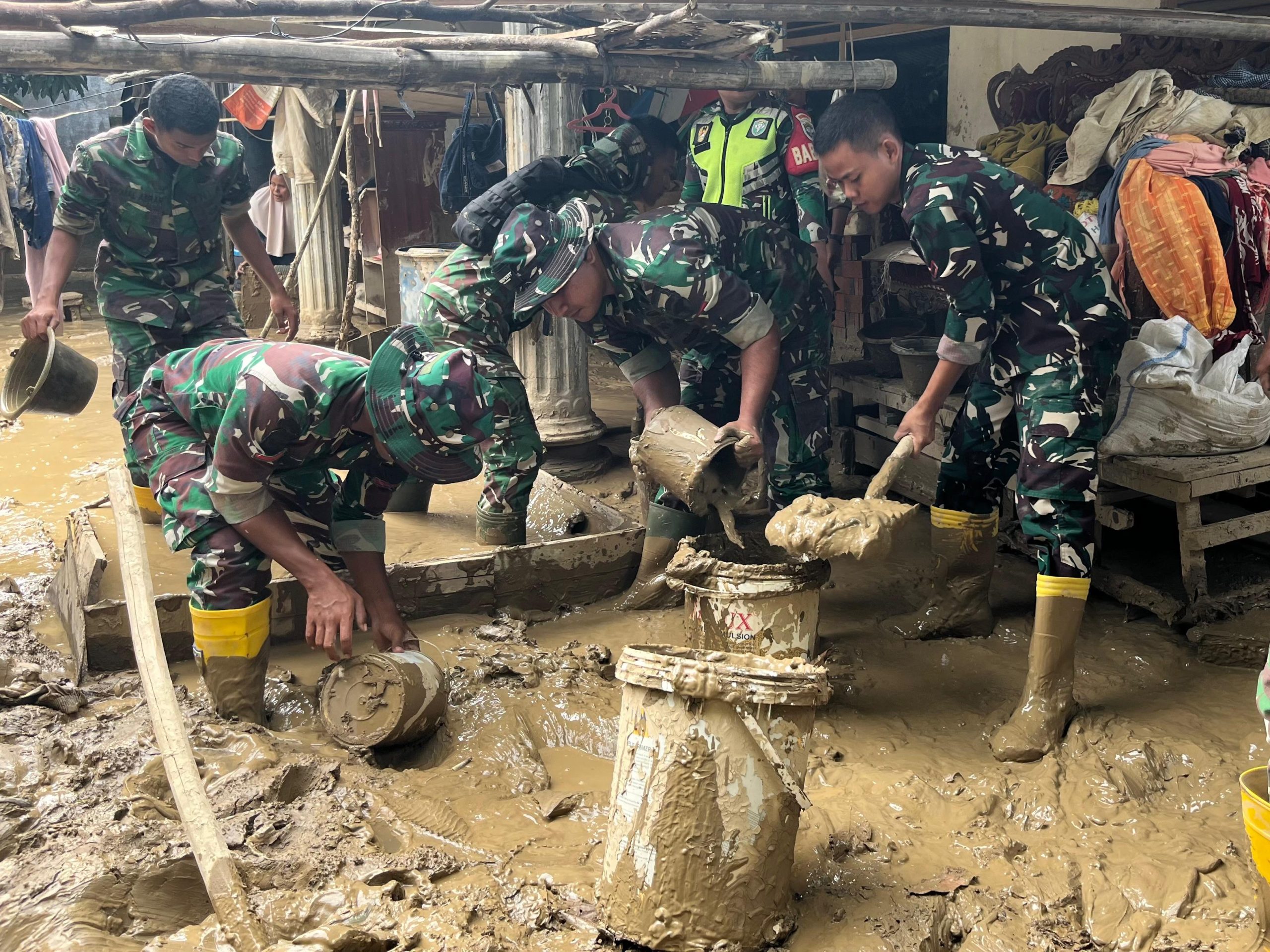 Personel Yonif TP 857/GG Bantu Bersihkan Rumah Lansia Terdampak Banjir di Gampong Adan Pidie