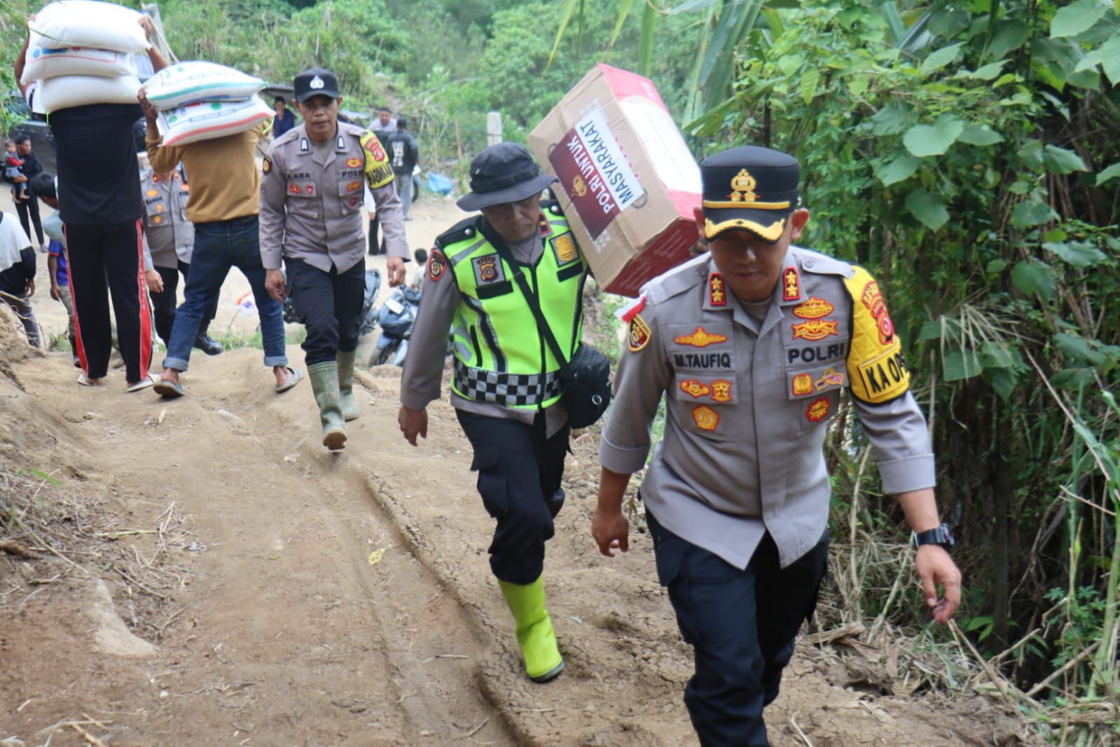 Kapolres Aceh Tengah Salurkan Bantuan Kemanusiaan kepada Warga Kecamatan Celala yang Terisolir Akibat Bencana Alam