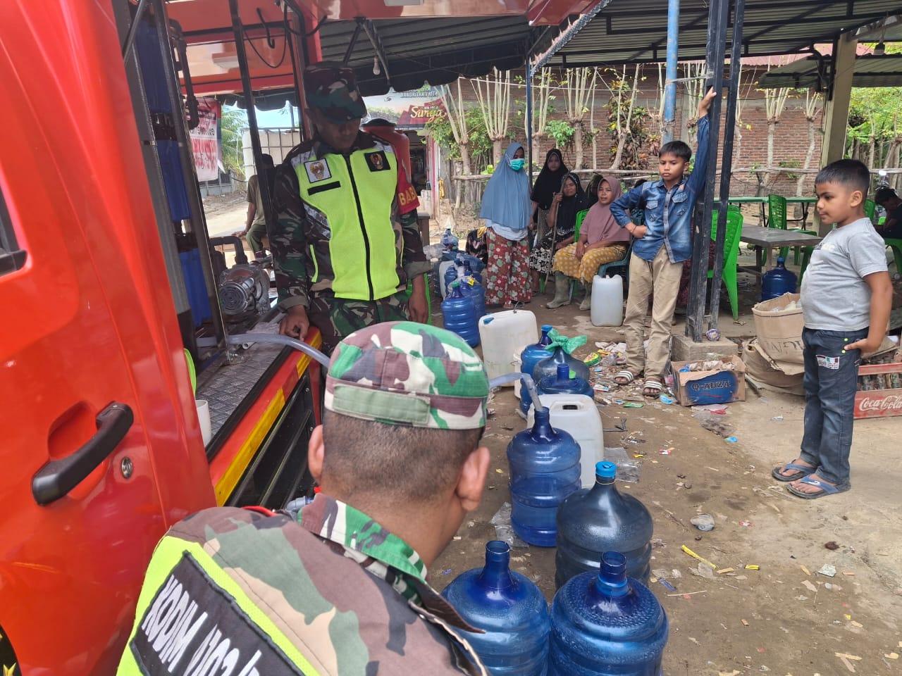 Satgas Gulbencal Kodim 0102/Pidie Distribusikan Air Bersih Siap Konsumsi ke Posko Pengungsian