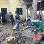 Yonif TP 857/GG Bantu Bersihkan Rumah Warga Terdampak Banjir di Pidie