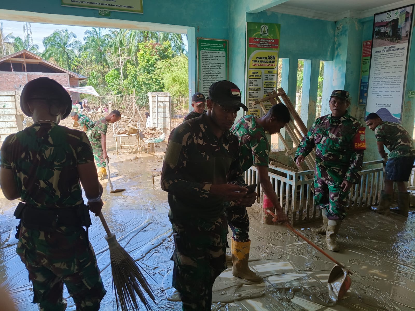 Prajurit Kodam IM terus Bergerak Cepat Bantu Warga dan Pulihkan Fasilitas Umum Pasca Banjir