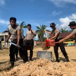 Peduli Kemanusiaan, Personel Polres Aceh Selatan Bantu Pembersihan Pascabanjir di Trumon