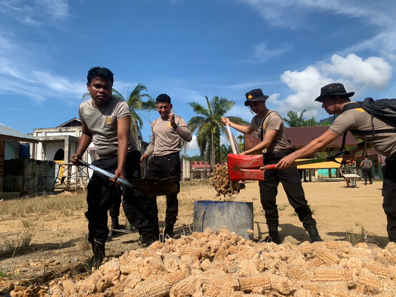Peduli Kemanusiaan, Personel Polres Aceh Selatan Bantu Pembersihan Pascabanjir di Trumon