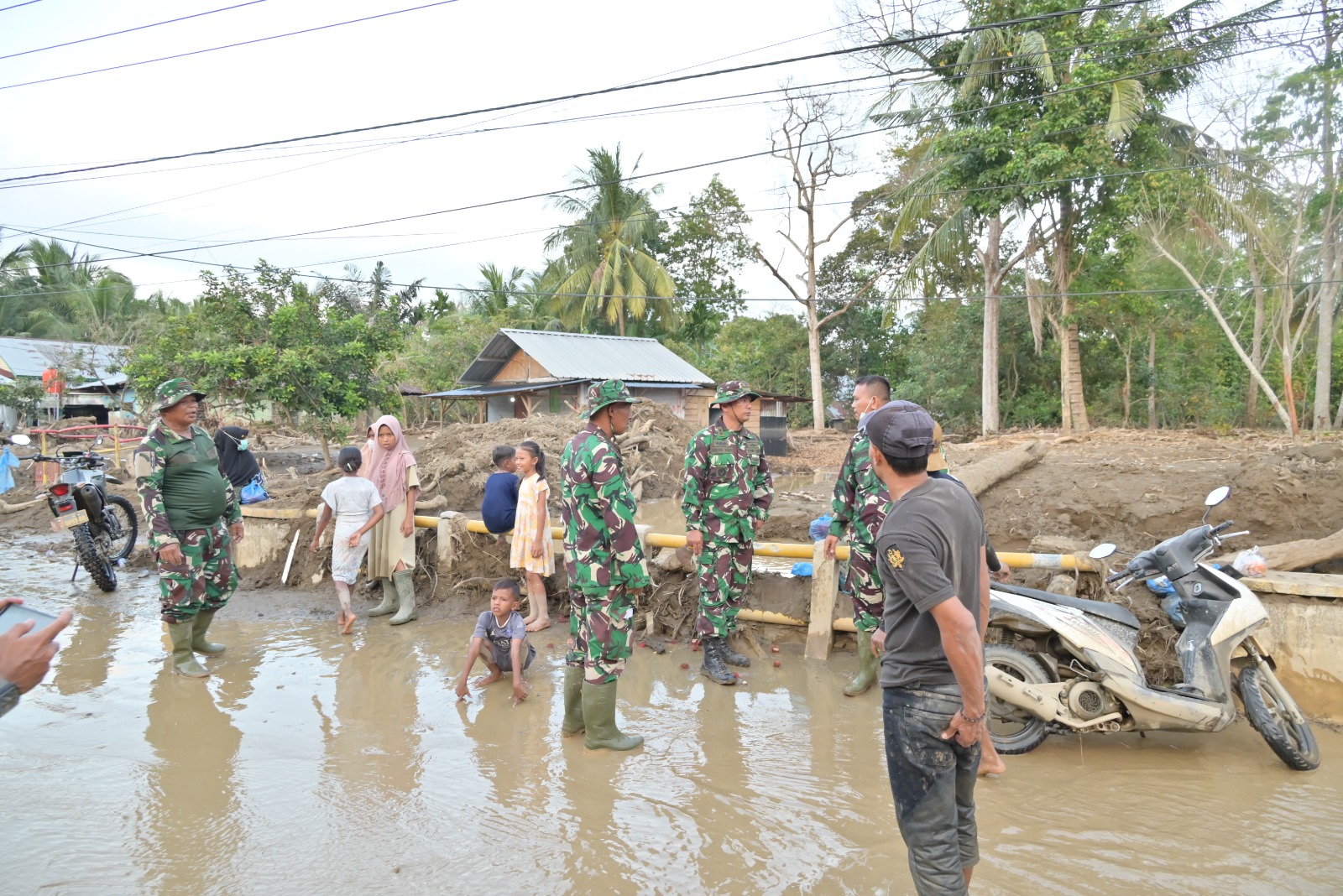 Dandim 0102/Pidie Tinjau Sekolah Terdampak Banjir, Pastikan Belajar Mengajar Segera Normal