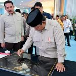 Prabowo Tulis Pesan di Prasasti Jadilah Jaksa yang Berani dan Jujur Membela Keadilan Demi Bangsa dan Rakyat Indonesia Tercinta