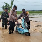 Polisi Bantu Masyarakat Akibat Banjir dari Sungai Ciasem Subang Yang Meluap
