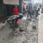 Prajurit Kodam Iskandar Muda Bersihkan Area Pasar Kuala Simpang, Dorong Pemulihan Ekonomi Pasca Banjir