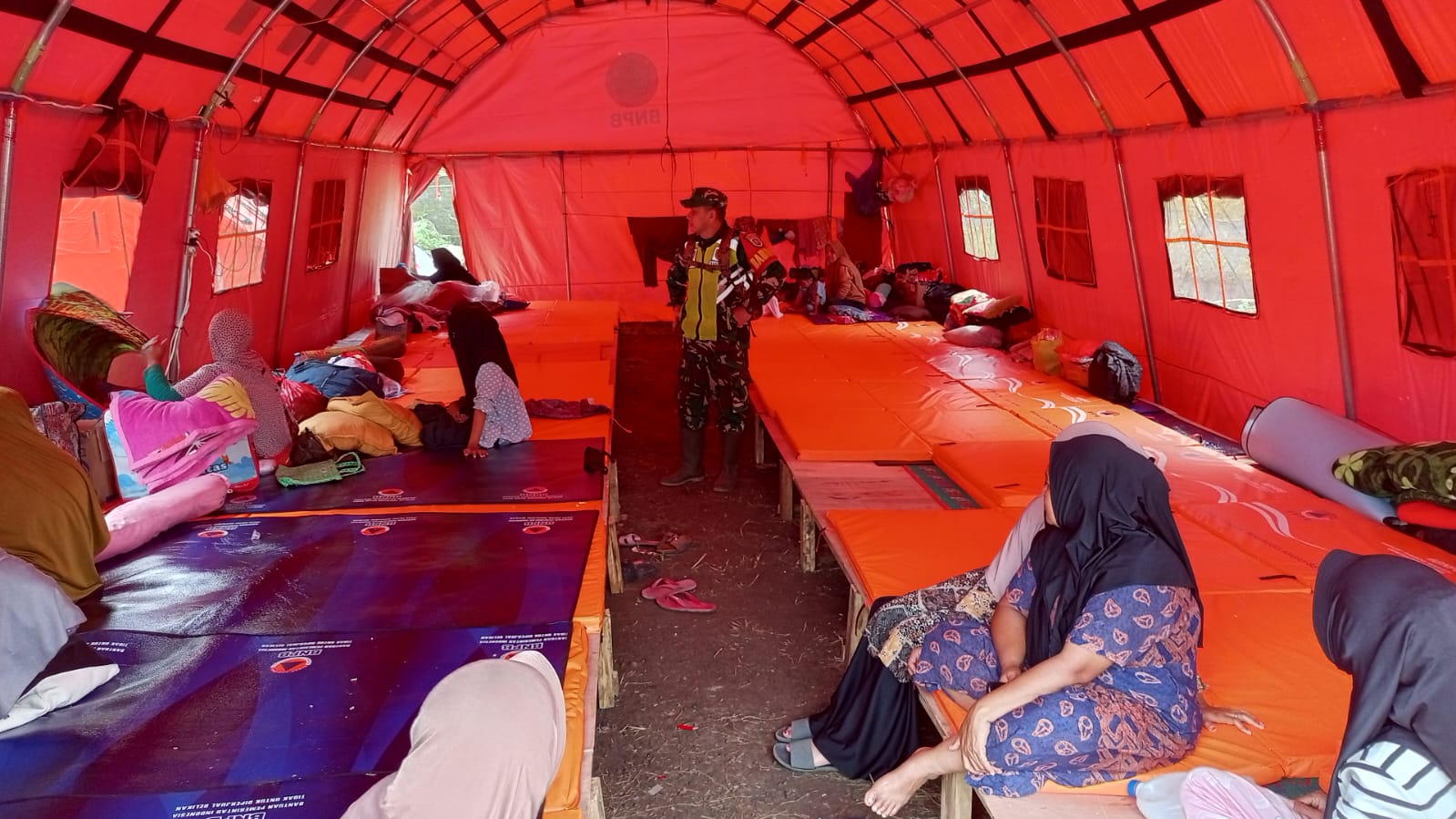 Satgas Gulbencal Kodam IM Bangun Fasilitas tidur ( Para – Para) di tenda pengungsian Bener Meriah