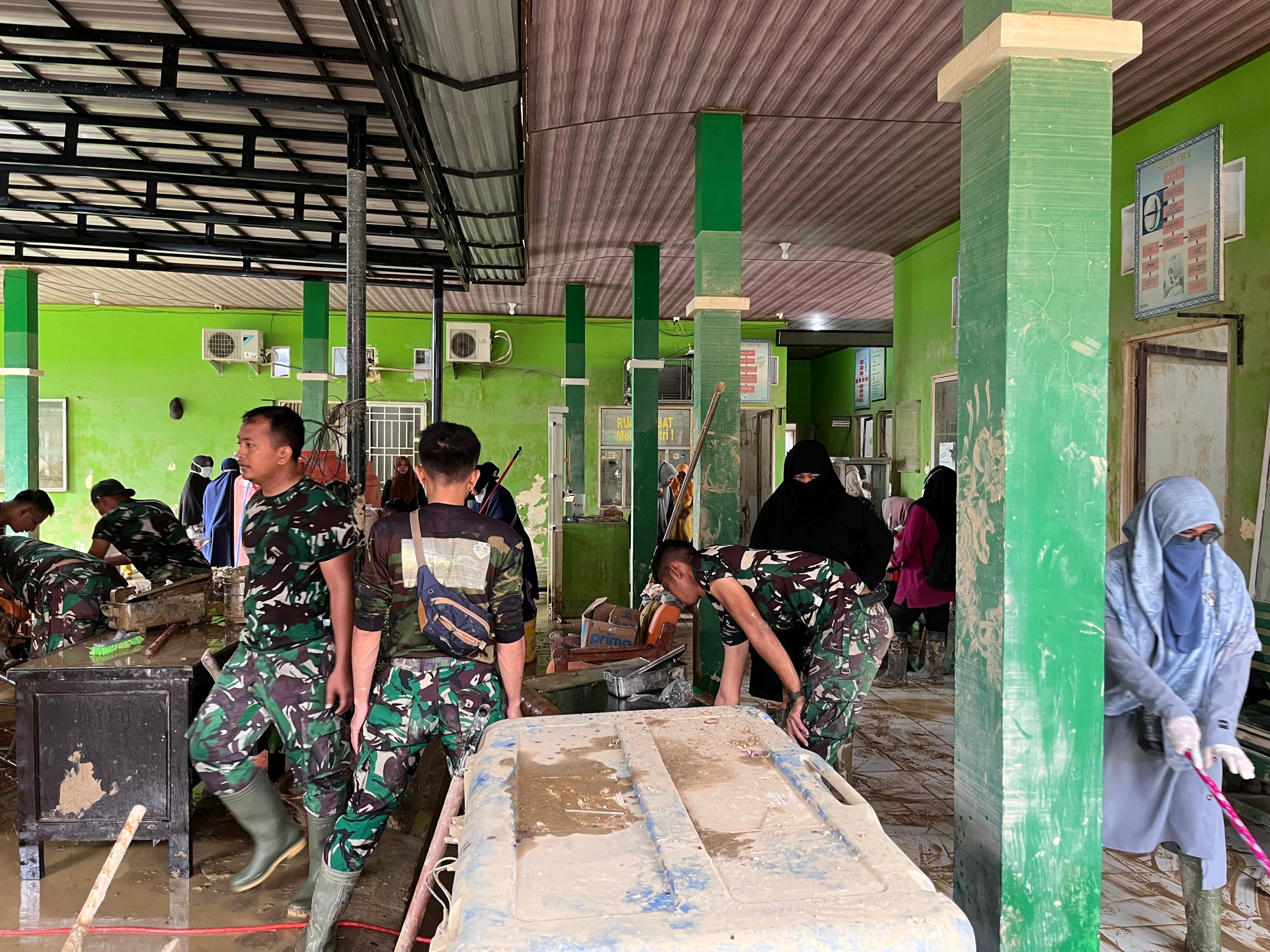 Satgas Gulbencal Yonkav 11/MSC Bersihkan Puskesmas Tamiang Hulu, Kuala Simpang