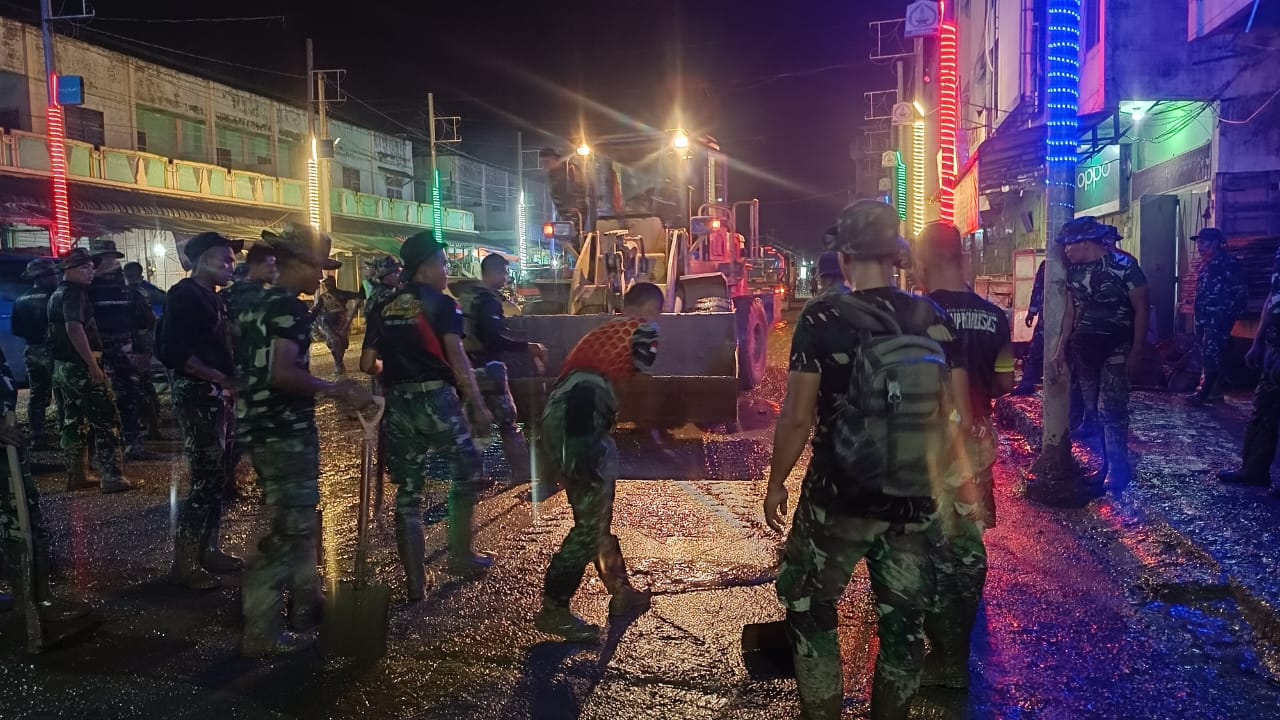 Ratusan Prajurit TNI Lembur, Bersihkan Pasar Kota Hongkong, Aceh Tamiang