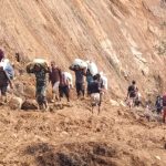 Akses kenderaan Bireuen – Takengon masih Putus, Prajurit TNI bantu Warga lewati Jalur Alternatif