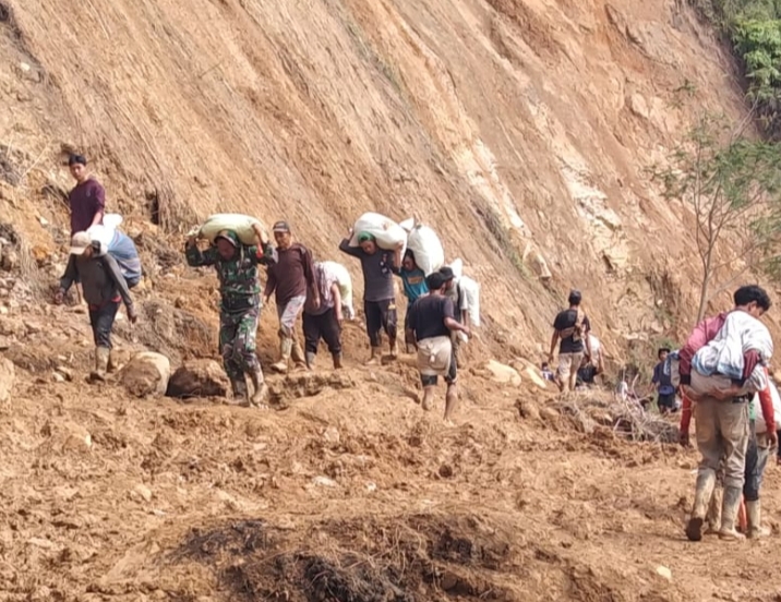 Akses kenderaan Bireuen – Takengon masih Putus, Prajurit TNI bantu Warga lewati Jalur Alternatif