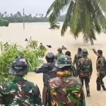 Aksi Heroik Prajurit TNI Yonif TP 853/BRB bantu warga terbawa arus banjir di Aceh Timur