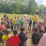 Tim Kesehatan Gabungan TNI Relawan beri Pelayanan Medis dan Trauma Healing bagi Anak-anak Korban banjir di Bener Meriah