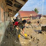 Ratusan Prajurit Yonif 115/ML Bersihkan Sekolah terdampak Banjir di Aceh Tamiang