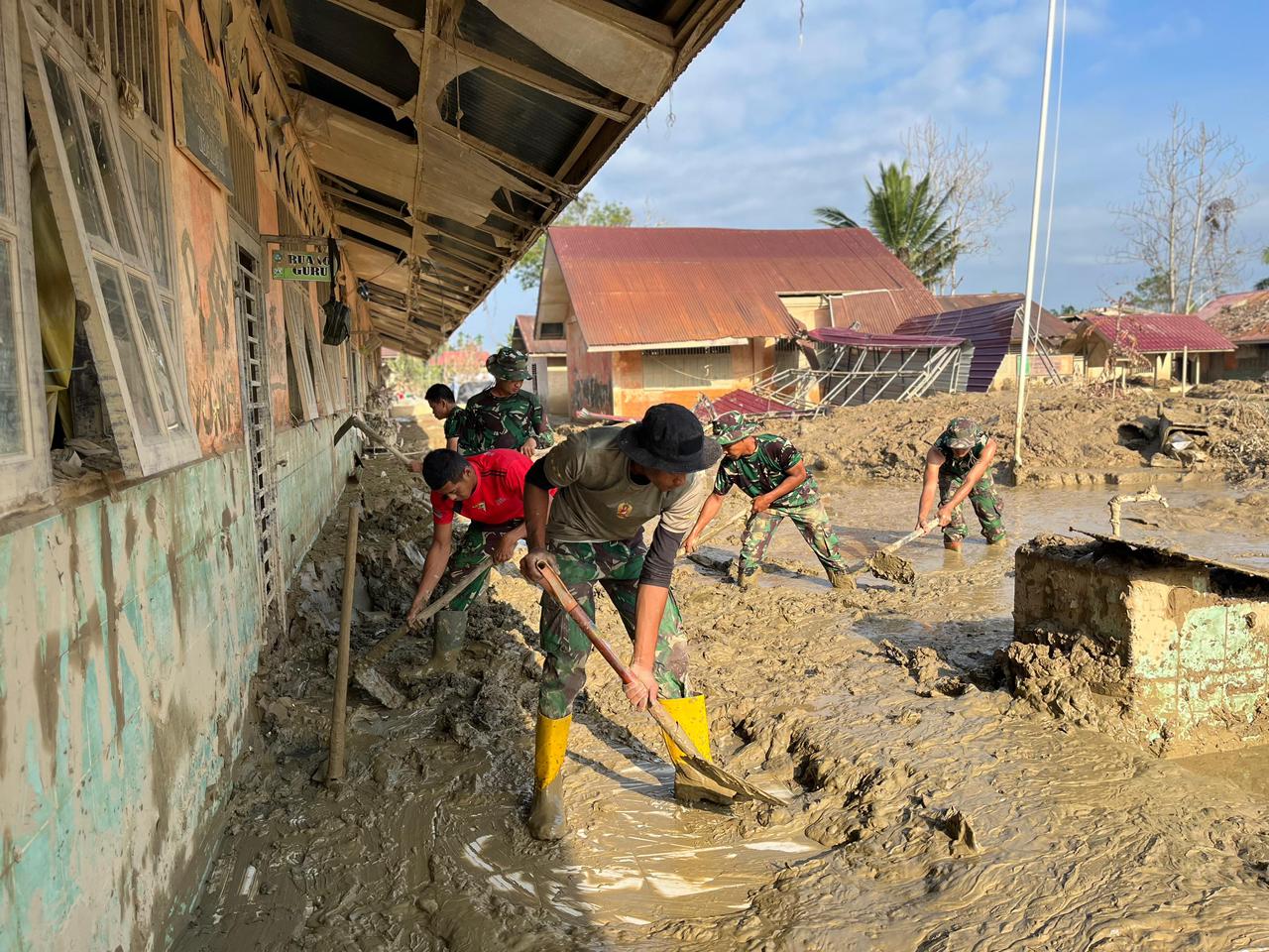 Ratusan Prajurit Yonif 115/ML Bersihkan Sekolah terdampak Banjir di Aceh Tamiang