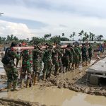 Prajurit Yonif 117/KY Bantu Pemasangan Listrik untuk Warga di Aceh Tamiang