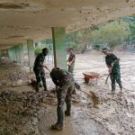 Prajurit Yonif 117/KY Bersihkan Lumpur Pasca Banjir di SD Swasta Dharma Patria Aceh Tamiang