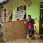 Prajurit Yonif 117/KY Bersihkan lumpur sisa banjir MIN 4 Kuala Simpang