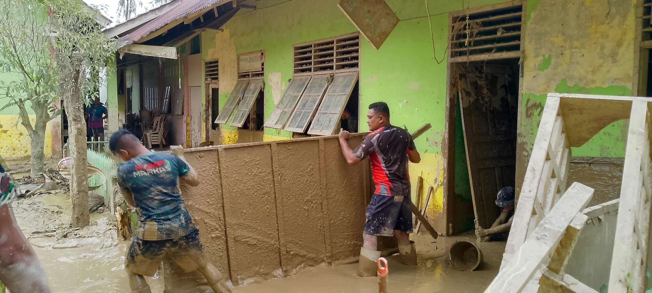 Prajurit Yonif 117/KY Bersihkan lumpur sisa banjir MIN 4 Kuala Simpang