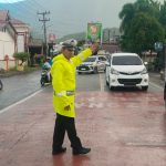 Walau Diguyur Hujan, Sat Lantas Polres Aceh Selatan Tetap Maksimal Laksanakan Gatur Pagi