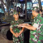 Pangdam IM Tinjau Alat Berat dan Mobil Ro Bantuan Presiden RI di Pelabuhan Krueng Geukueh Lhokseumawe