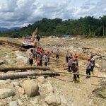 Pemulihan Akses Warga, Brimob Jambi Bangun Jembatan Darurat Antar Desa Kampung Tengah Timur dan Padang Landua