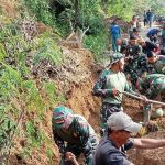 Prajurit Yonif 114/SM bersama warga gotong royong buka akses jalan tertutup longsor di Bener Meriah