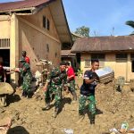 Prajurit Yonif 115/Macam Lauser Bersihkan SDN 04 Kuala Simpang