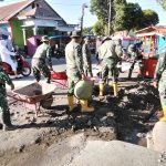 Cegah Luapan Air, Kodim 0119/Bener Meriah bersihkan Parit di Puskesmas Lampahan Bener Meriah