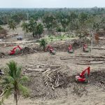 TNI Kerahkan Puluhan Alat berat bersihkan tumpukan kayu di Desa Geudumbak, Kecamatan Langkahan, Kabupaten Aceh Utara