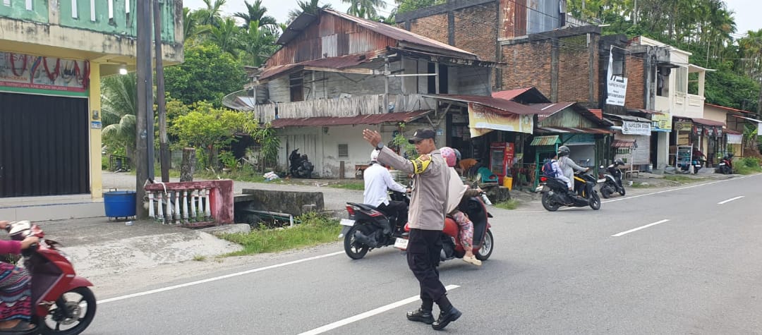 Gatur Pagi Polsek Tapaktuan, Hadirkan Keamanan dan Kelancaran Lalin di Jam Sibuk