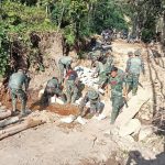 TNI dan Warga Gotong Royong Bangun Jembatan Darurat di Timang Gajah Bener Meriah