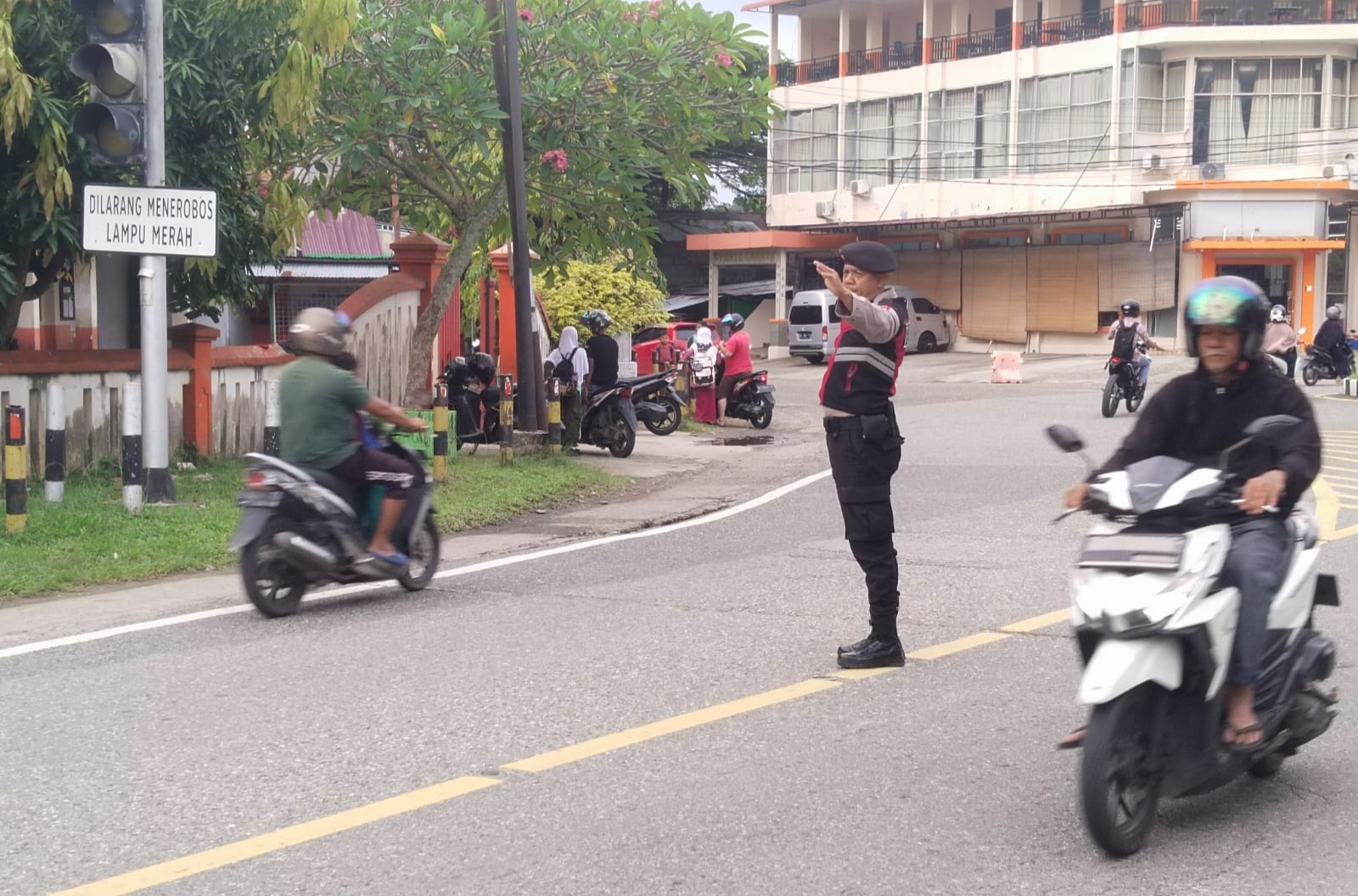 Gatur Pagi Sat Samapta, Wujud Pelayanan Prima Polri Jaga Kelancaran Lalu Lintas di Jam Sibuk