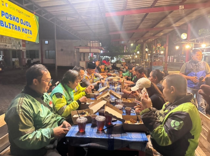 Polres Blitar Kota Gelar Sahur Bersama Komunitas Ojol