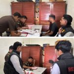 Satreskrim Polres Aceh Selatan Serahkan Dua Tersangka Kasus Judi Online ke Kejari